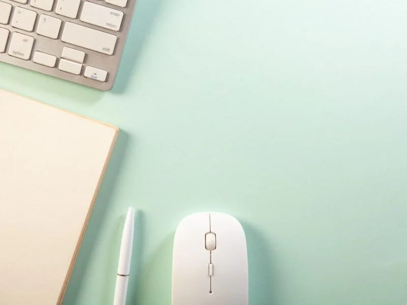 Writer working on a laptop, structuring a blog post with clear headings and short answers