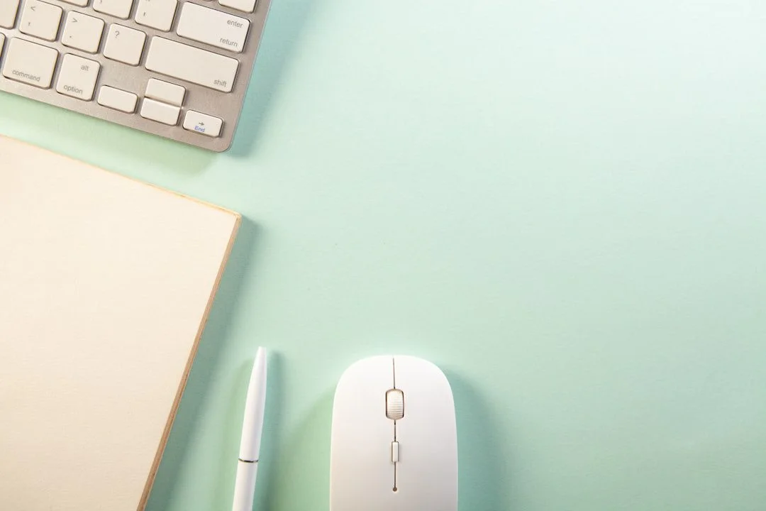 Writer working on a laptop, structuring a blog post with clear headings and short answers